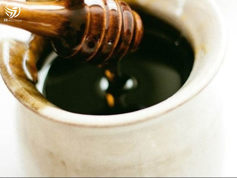 Mật ong đã hết hạn sử dụng thường chuyển sang màu đen sẫm, xuất hiện bọt khí màu trắng trên bề mặt, có mùi chua, cay nồng khó chịu và vị lên men thay vì vị ngọt dịu tự nhiên.