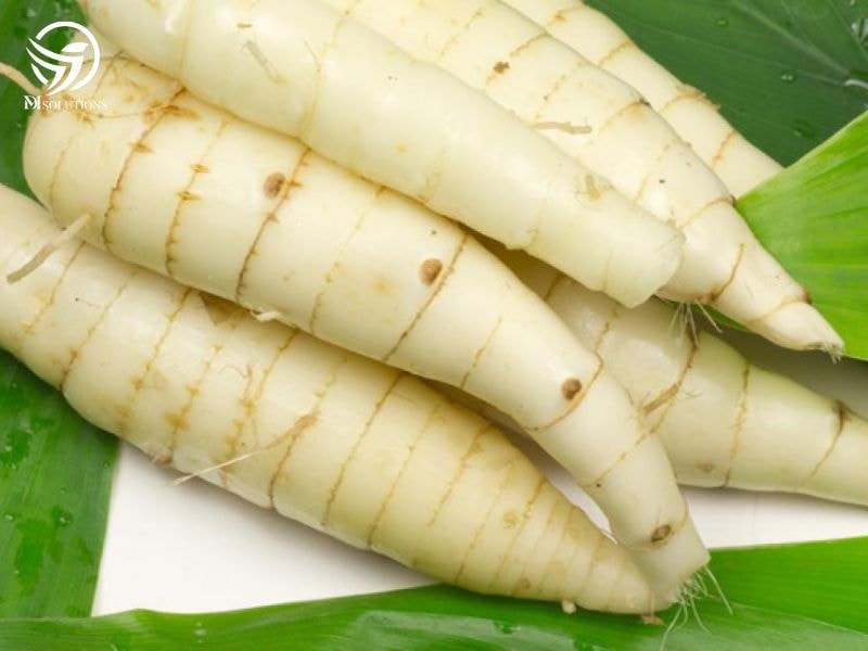 Miến dong được làm từ tinh bột của củ dong qua bàn tay khéo léo, tinh bột củ dong được tách lọc, tạo hình thành những sợi miến mỏng manh.