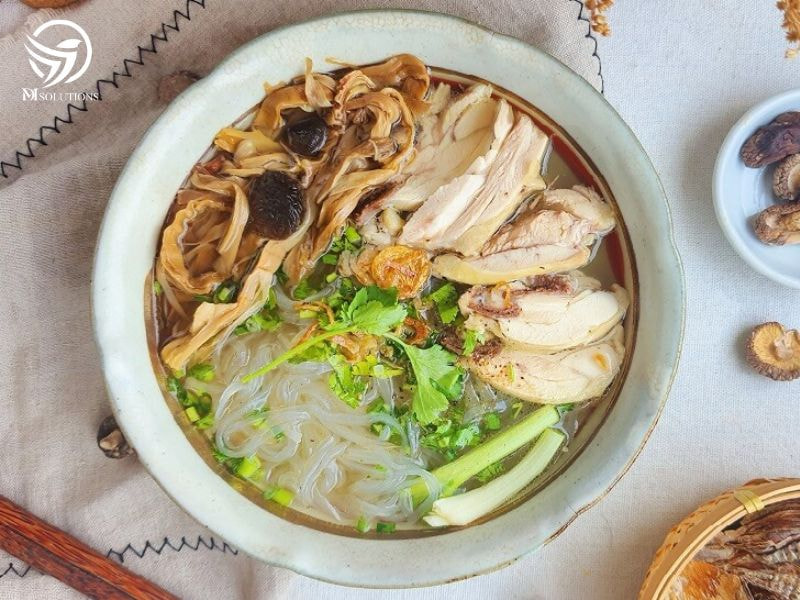 Với tính hàn tự nhiên, miến dong giúp thanh nhiệt, giải độc cơ thể. Thành phần tinh bột trong củ dong còn giúp cung cấp năng lượng cho cơ thể, đồng thời tạo cảm giác no lâu, hỗ trợ quá trình giảm cân.