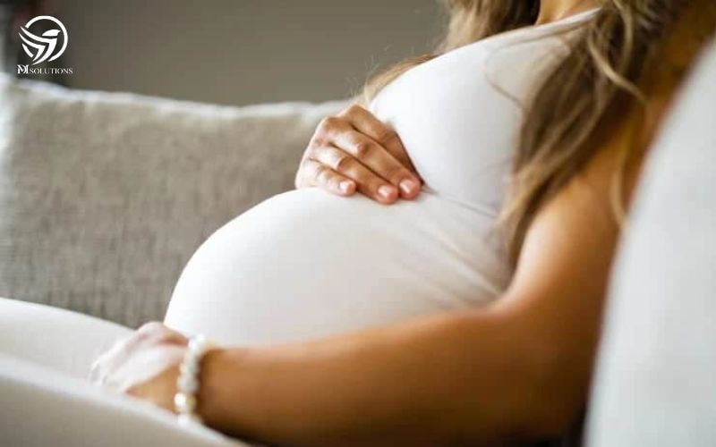Phụ nữ mang thai và cho con bú nên tham khảo ý kiến bác sĩ trước khi uống tinh bột nghệ